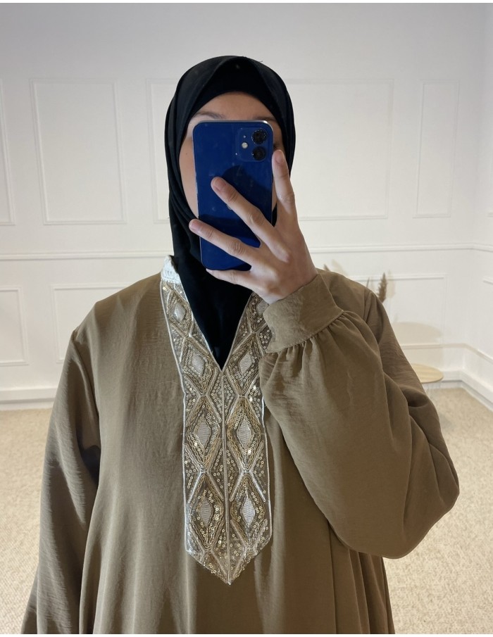 ABAYA MANCHE LONGUE COL V BRODÉ FEMME CAMEL MASTOUR - MASTOUR