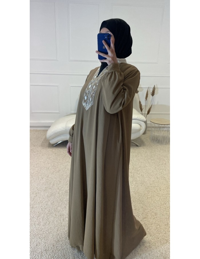ABAYA MANCHE LONGUE COL V BRODÉ FEMME CAMEL MASTOUR - MASTOUR