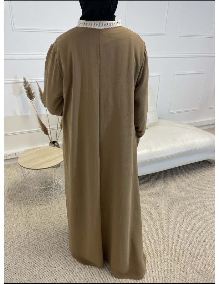 ABAYA MANCHE LONGUE COL V BRODÉ FEMME CAMEL MASTOUR - MASTOUR
