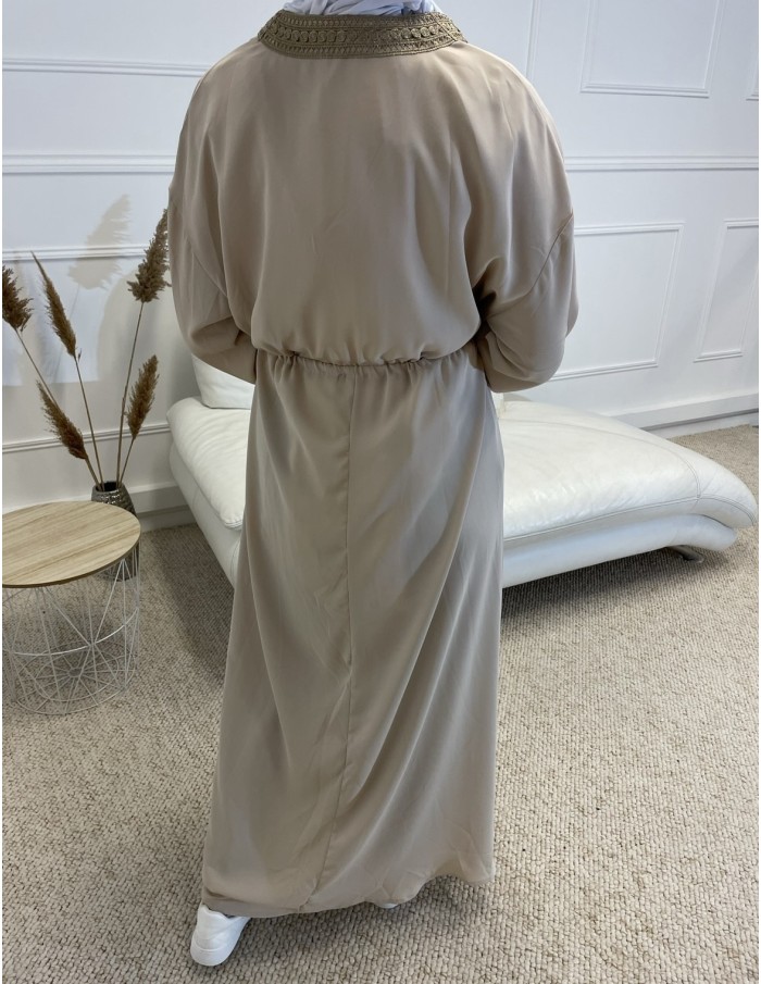 ABAYA CINTRÉ AVEC BRODERIE FEMME BEIGE MASTOUR - MASTOUR
