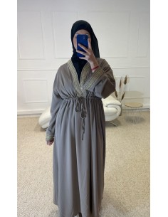 ABAYA CINTRÉ AVEC BRODERIE...