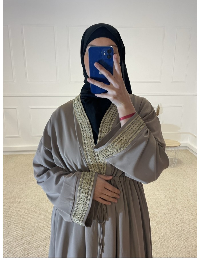ABAYA CINTRÉ AVEC BRODERIE FEMME TAUPE MASTOUR - MASTOUR