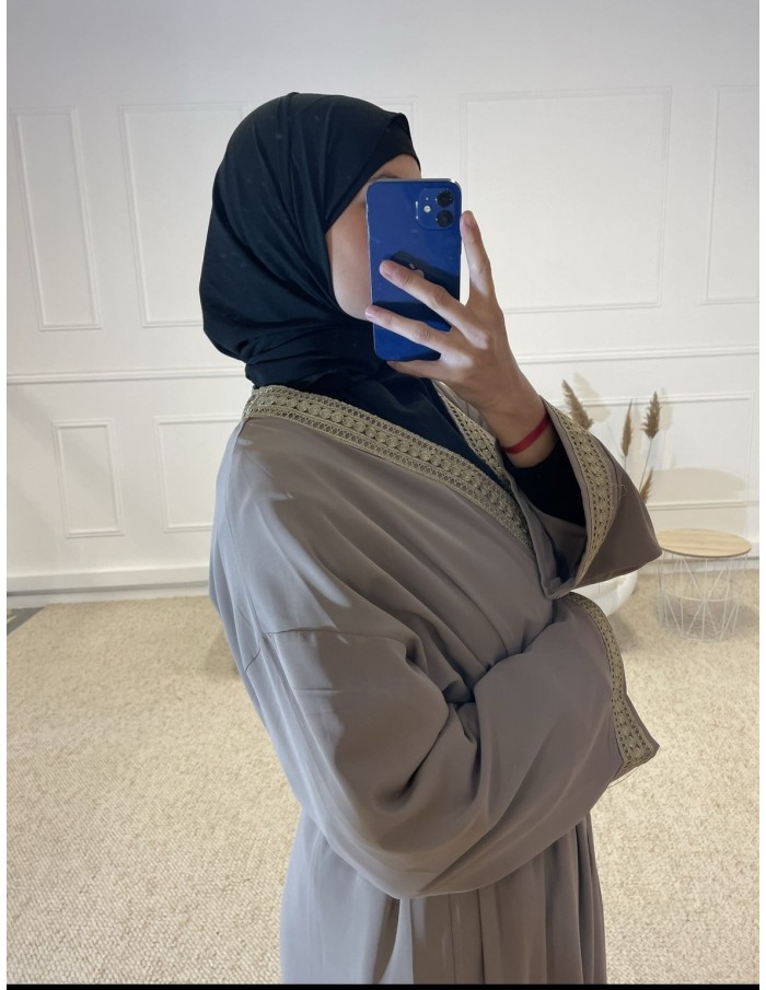 ABAYA CINTRÉ AVEC BRODERIE FEMME TAUPE MASTOUR - MASTOUR