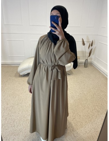 ABAYA LONGUE COL ROND CINTRÉ FEMME CAMEL