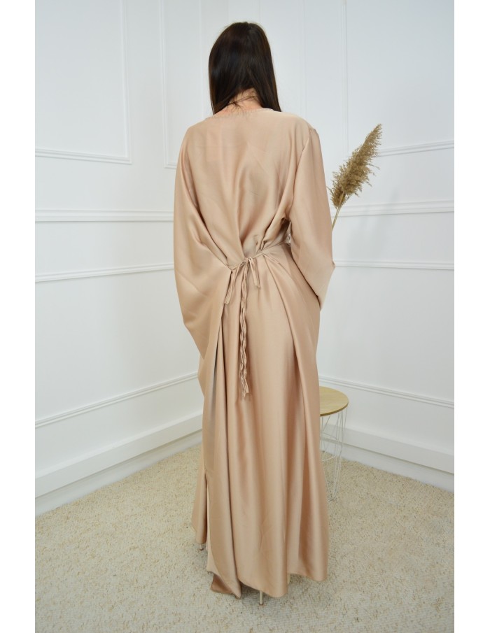 Robe satinée Camel Élégante – Faux Boutons Dorés & Ceinture à Noue