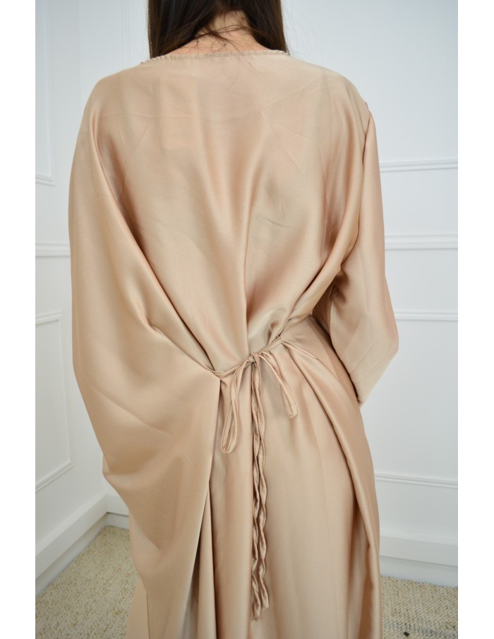 Robe satinée Camel Élégante – Faux Boutons Dorés & Ceinture à Noue