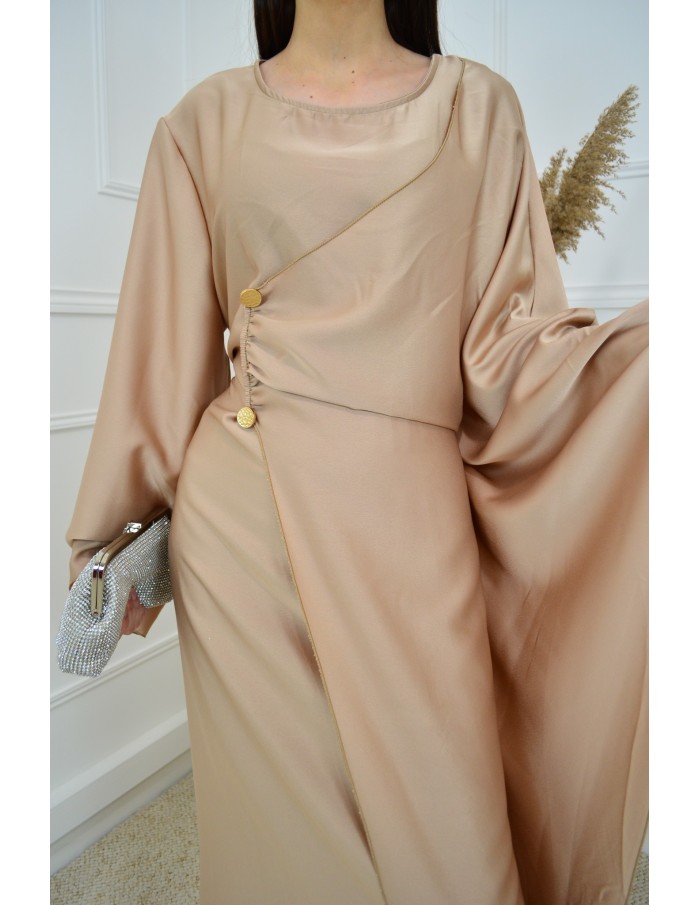 Robe satinée Camel Élégante – Faux Boutons Dorés & Ceinture à Noue