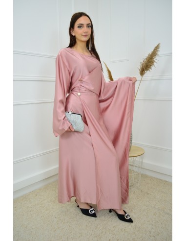 Robe satinée rose avec boutons dorés...