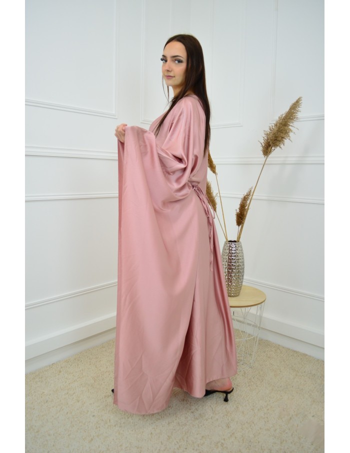 Robe Satinée Rose Élégante – Faux Boutons Dorés & Ceinture à Noue