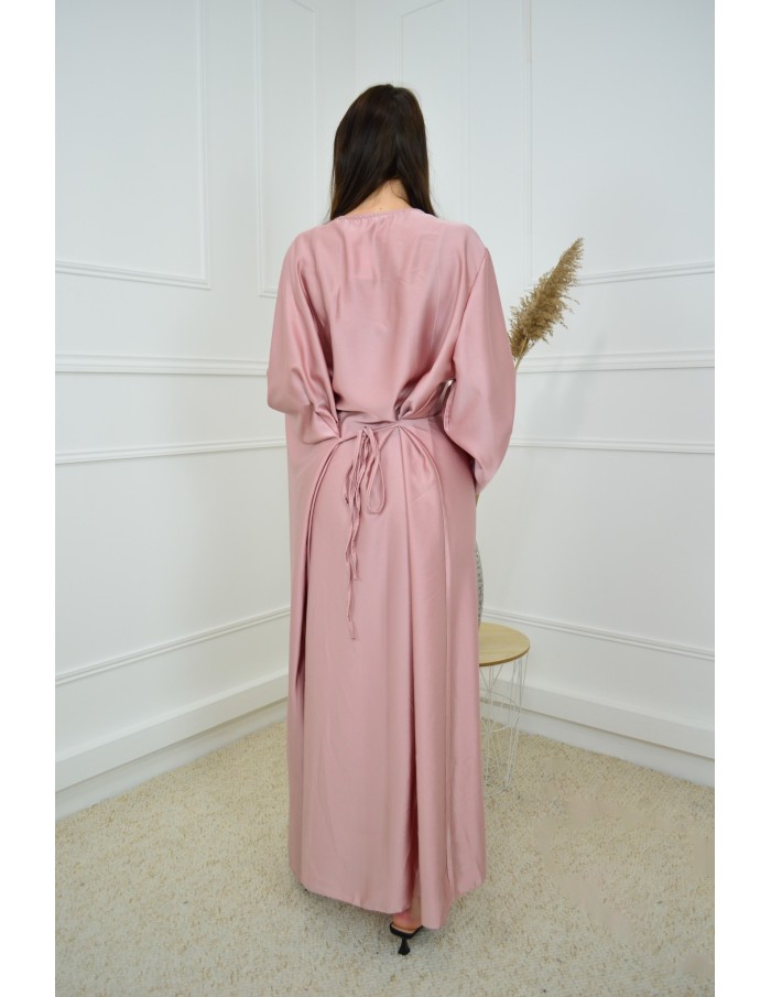 Robe Satinée Rose Élégante – Faux Boutons Dorés & Ceinture à Noue