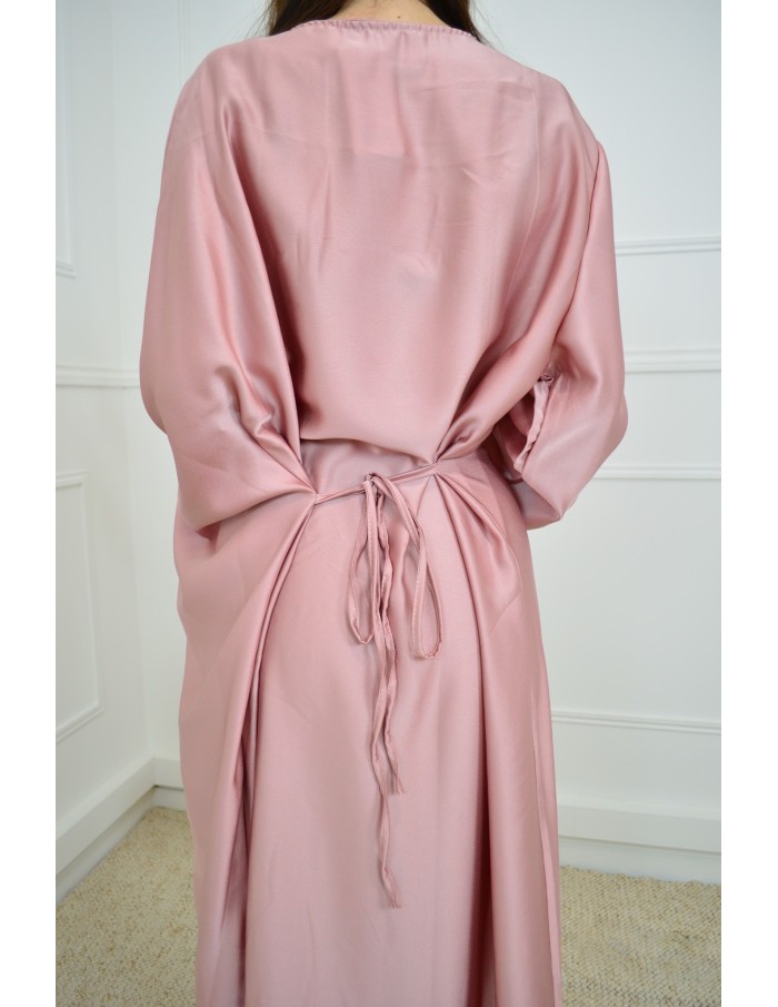 Robe Satinée Rose Élégante – Faux Boutons Dorés & Ceinture à Noue