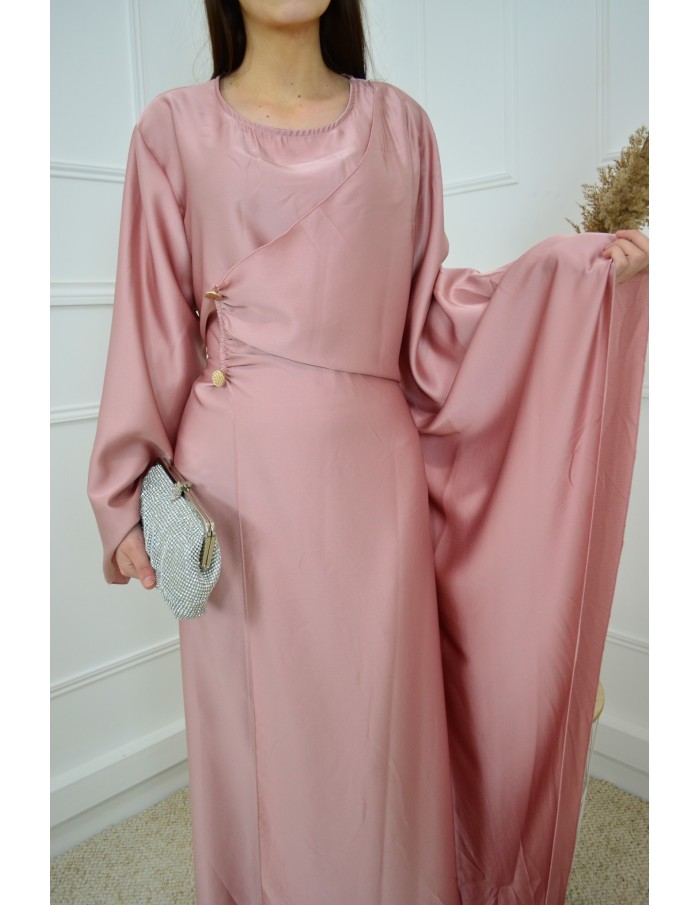 Robe Satinée Rose Élégante – Faux Boutons Dorés & Ceinture à Noue