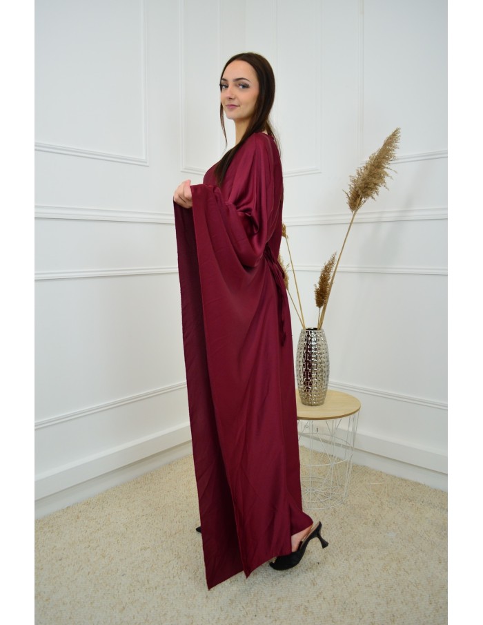 Robe Satinée Bordeaux Élégante – Faux Boutons Dorés & Ceinture à Noue