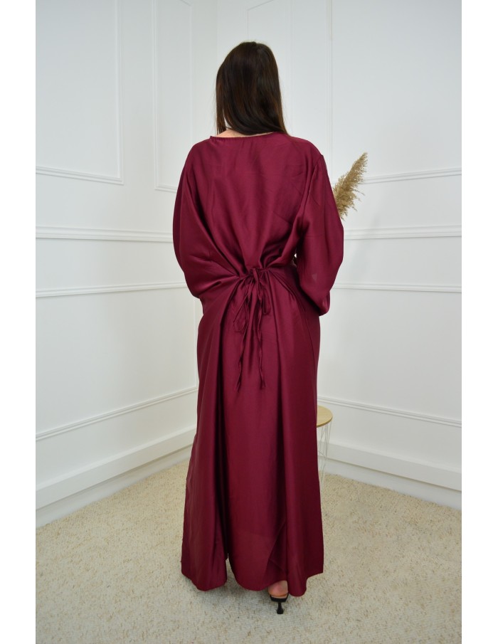 Robe Satinée Bordeaux Élégante – Faux Boutons Dorés & Ceinture à Noue