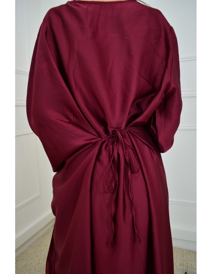 Robe Satinée Bordeaux Élégante – Faux Boutons Dorés & Ceinture à Noue