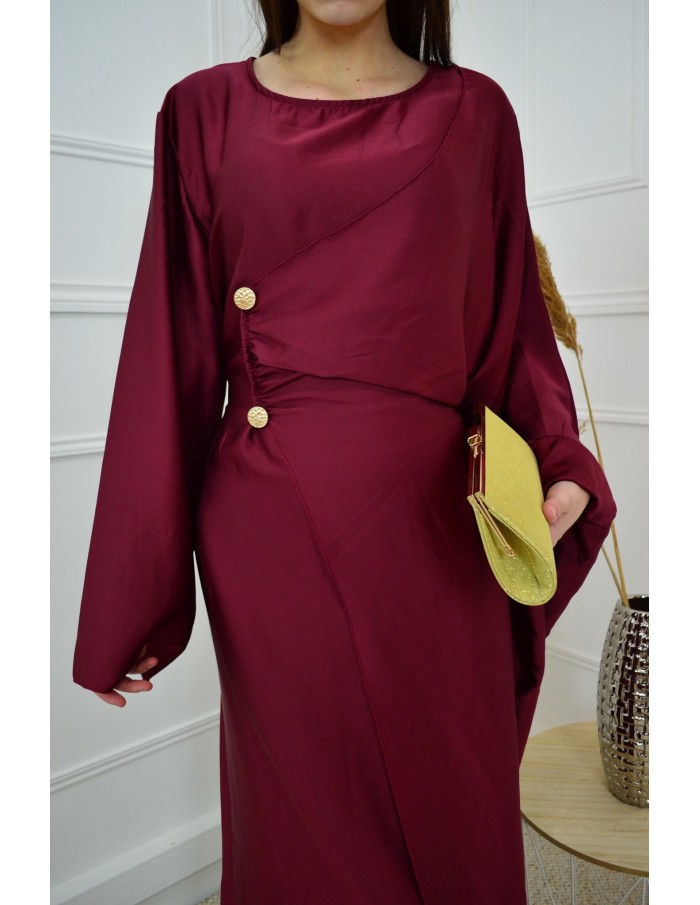 Robe Satinée Bordeaux Élégante – Faux Boutons Dorés & Ceinture à Noue
