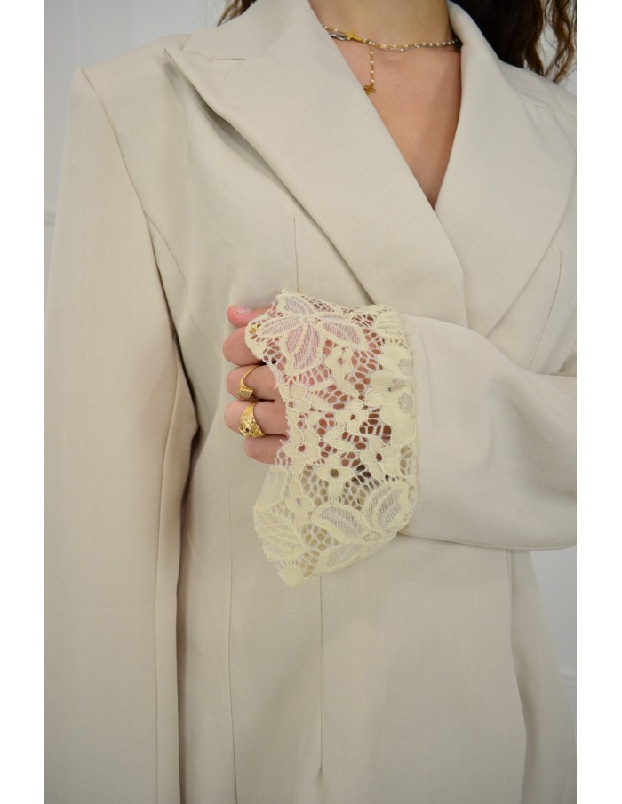 Robe Blazer Chic avec Bordures en Dentelle - Élégante et Moderne