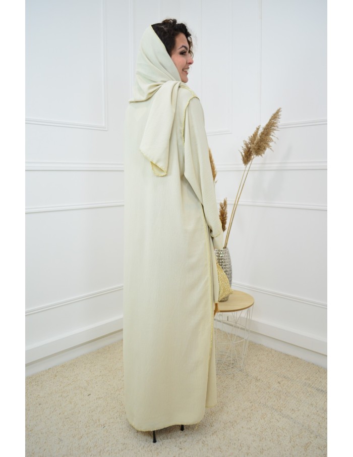 Robe Longue Beige avec Voile Incorporé - Élégance et Raffinement