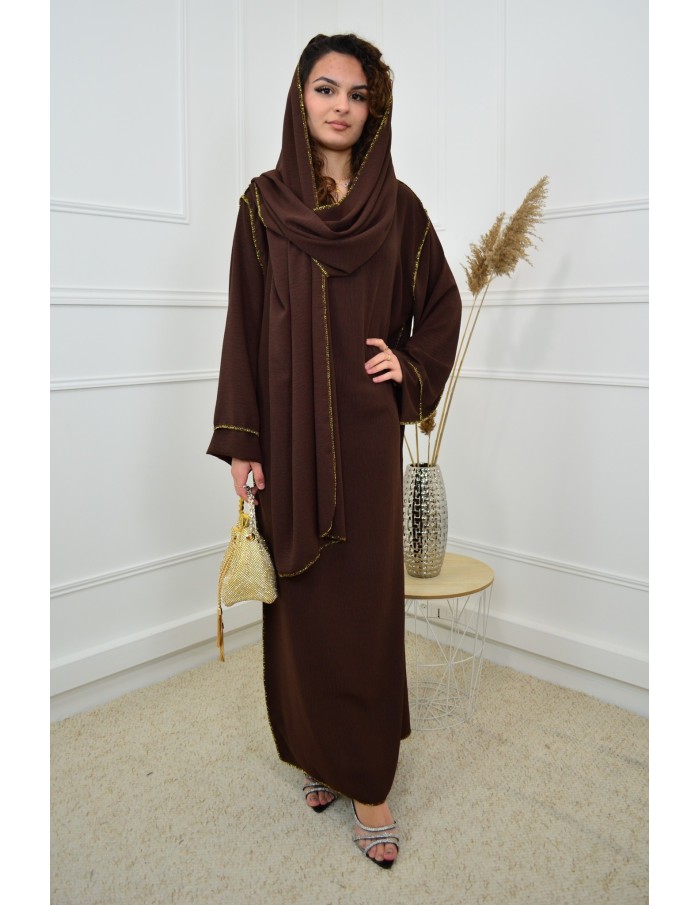 Robe Longue Marron avec Voile Incorporé - Élégance et Raffinement