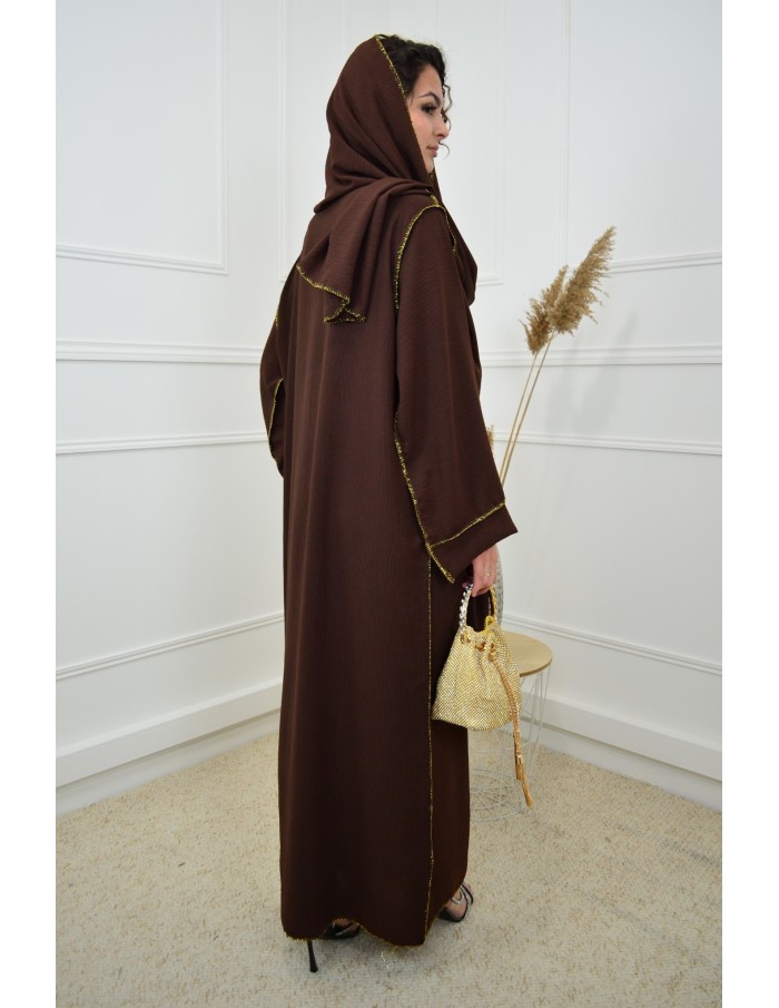 Robe Longue Marron avec Voile Incorporé - Élégance et Raffinement