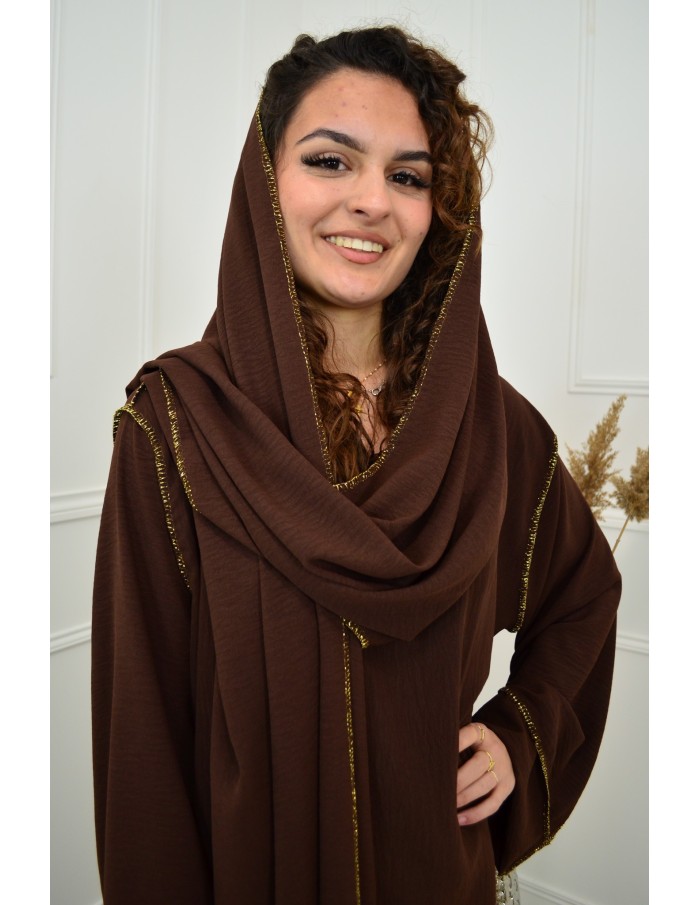 Robe Longue Marron avec Voile Incorporé - Élégance et Raffinement