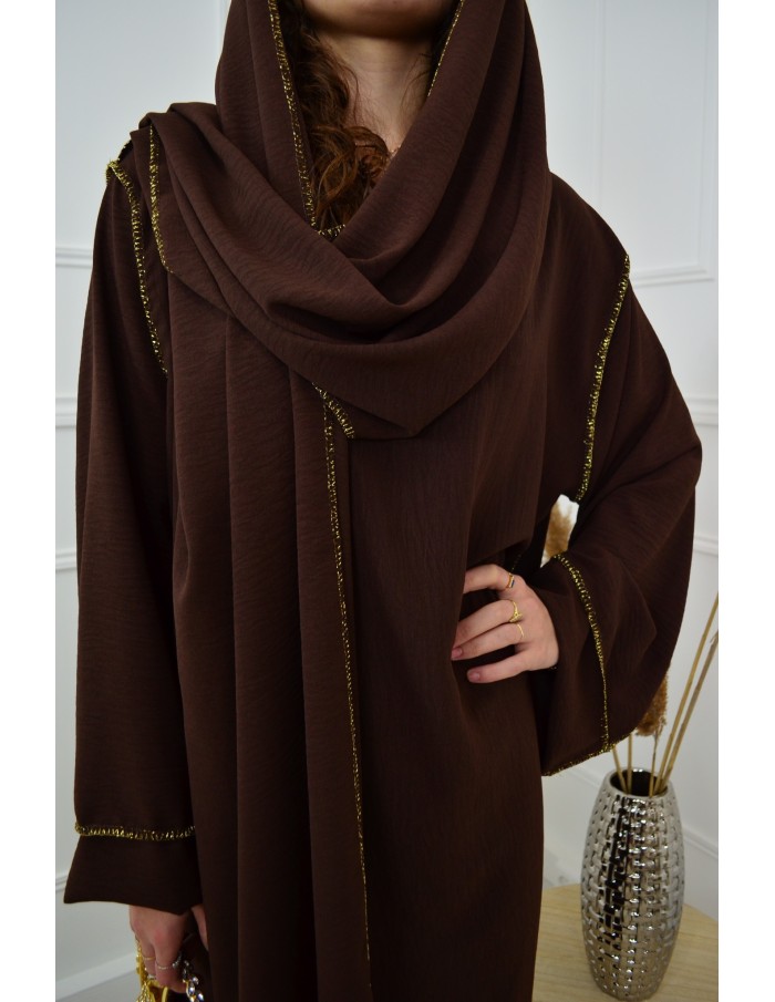Robe Longue Marron avec Voile Incorporé - Élégance et Raffinement