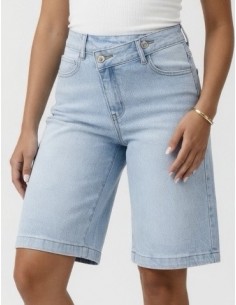 SHORT/ BERMUDA EN JEAN...