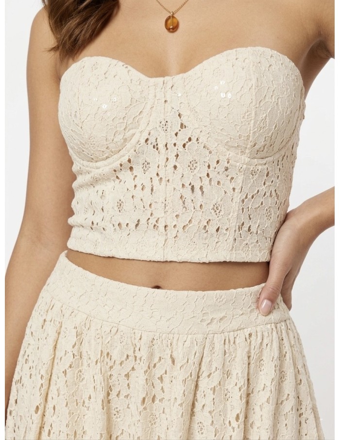 zoom sur le bustier avant