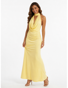 ROBE LONGUE À DÉCOLLETÉ...