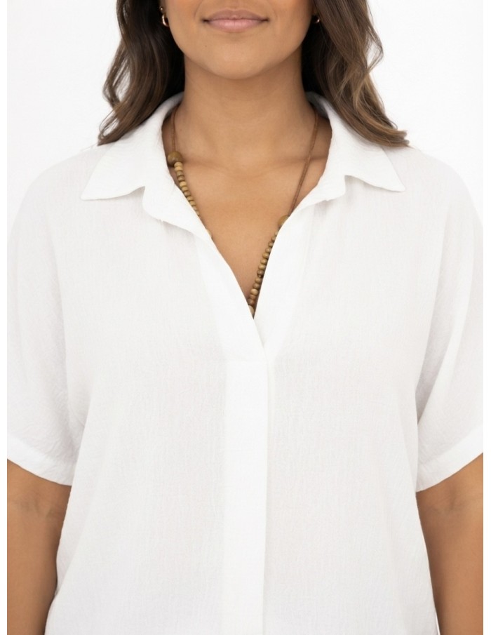 CHEMISIER CHIC BLANC AVEC COLLIER DE PERLES  - FEMME
