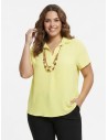 CHEMISIER CHIC JAUNE AVEC COLLIER DE PERLES  - FEMME