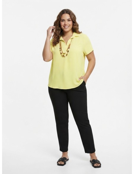 CHEMISIER CHIC JAUNE AVEC COLLIER DE PERLES  - FEMME
