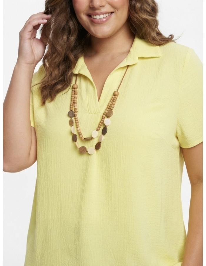 CHEMISIER CHIC JAUNE AVEC COLLIER DE PERLES  - FEMME