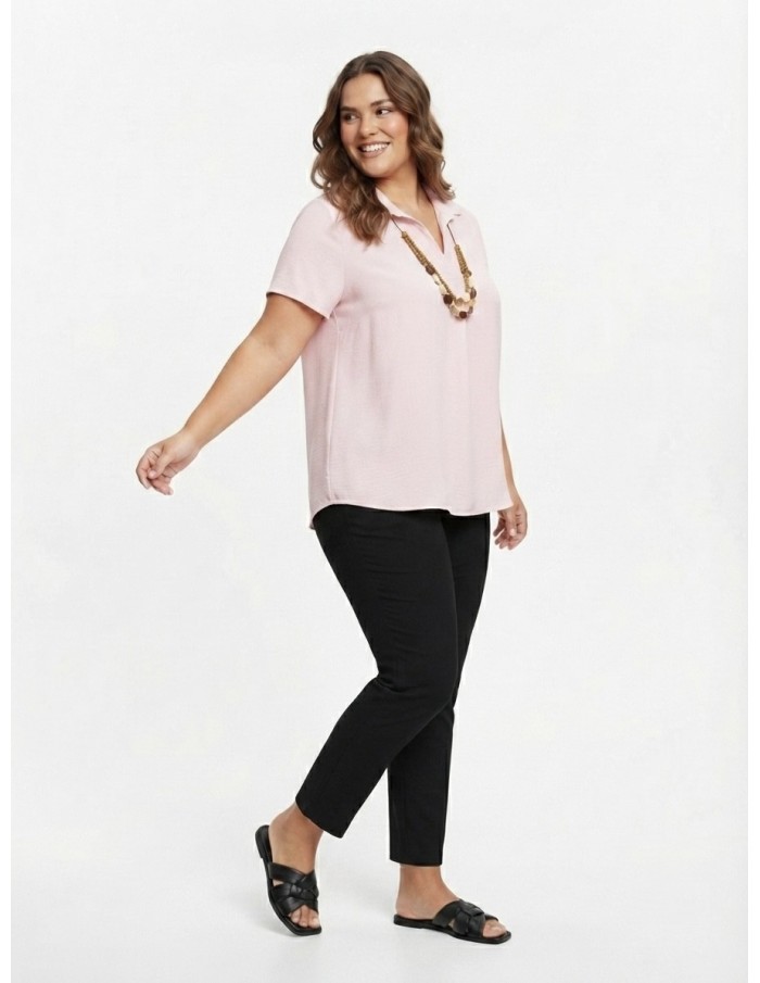 CHEMISIER CHIC ROSE AVEC COLLIER DE PERLES  - FEMME