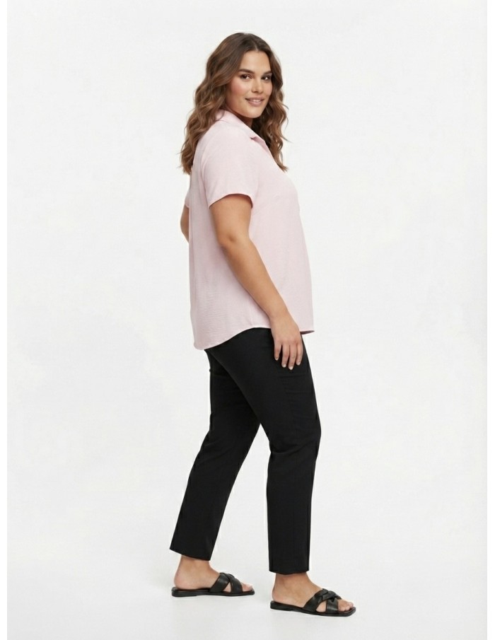 CHEMISIER CHIC ROSE AVEC COLLIER DE PERLES  - FEMME