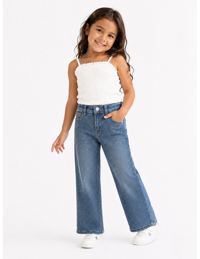 Fillette portant un jean wide leg à strass et un débardeur blanc