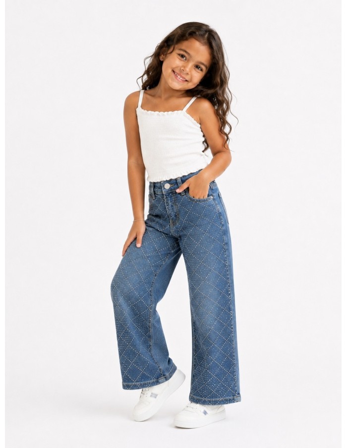 Fillette portant un jean fille strass large avec un top blanc