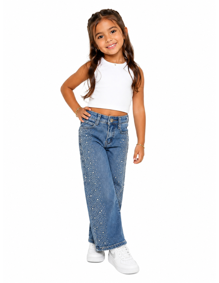 Fillette portant un jean fille strass large avec un top blanc