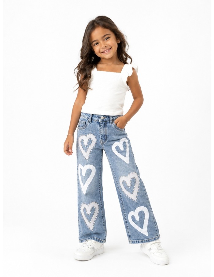 Fillette portant un jean fille cœurs avec un top blanc