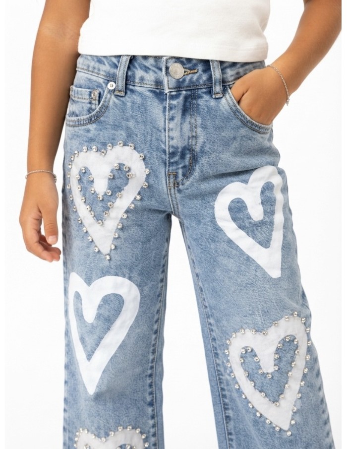 Détail des motifs cœurs strass du jean fille cœurs