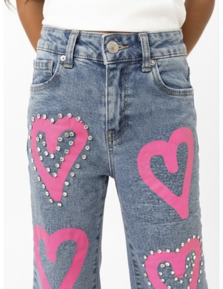Détail des motifs cœurs strass du jean fille cœurs