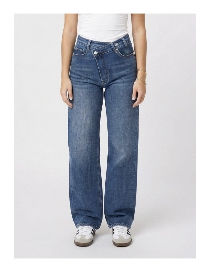 Jean wide leg croisé taille haute - jean asymétrique femme porté de face
