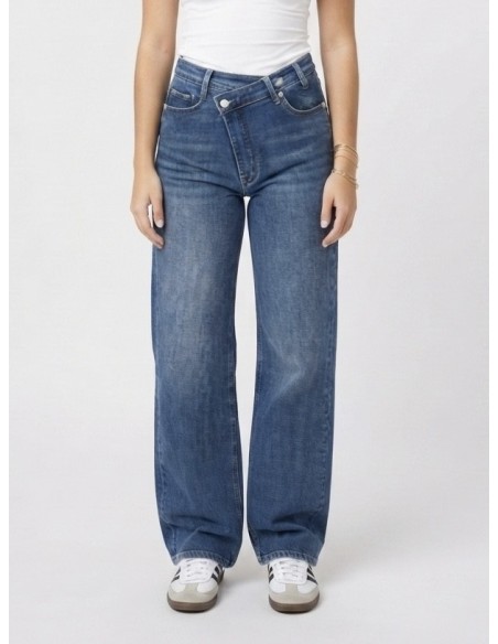 Jean wide leg croisé taille haute - jean asymétrique femme porté de face